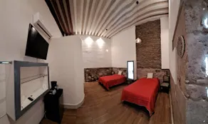 Suite with A/C one block from Cathedral - Image 2