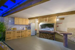 Spacious house with private swimming pool - Image 3