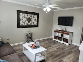 Chic, newly renovated townhome - Image 3