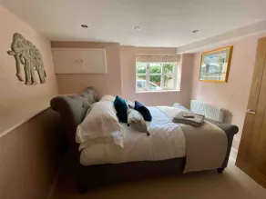 Riverside Luxury Townhouse | Sleeps 6 | Stamford - Image 3