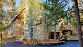 ★Spacious 6BR retreat + Fort Rock Park | w/SHARC ★ - Image 2