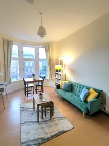 Bright West End Apartment in Superb Location - Image 2
