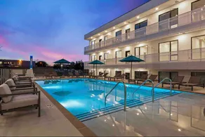 Downtown Condo! Heated Pool! Walk to the Gulch! Free Parking! - Image 4
