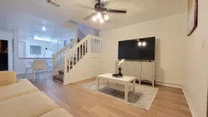🌤Renovated townhouse 2bed 2bath 1 Mile to UF🏉 - Image 2