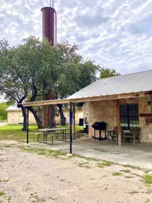 Cozy 1 bedroom cabin right by Gruene! - Image 2