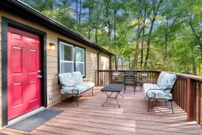 Open Floorplan w/King bed in Great Neighborhood - Image 2
