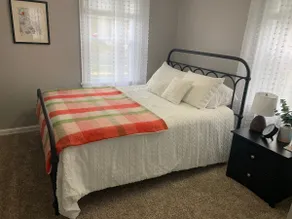 Charming 3-bedroom single home with parking - Image 4