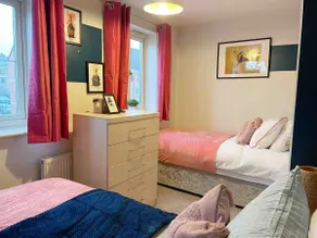 Mayflower 3 Bedrooms House 7 Beds 2 Showers Off Road Parking - Image 5