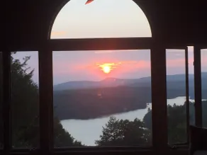 Jaw dropping mountain & lake views - Image 4