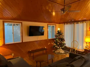 Private Beach with 4BR Cottage Victoria Harbor - Image 2
