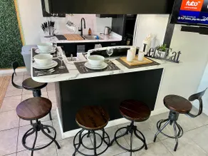 5 guest, queen size bed. 7-1 game table - Image 5