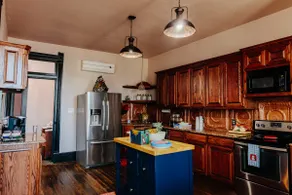 Luxurious Updated 3 bedroom loft - Image 4