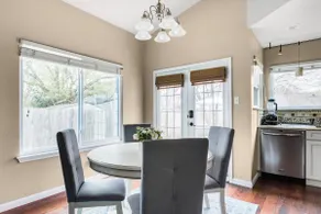 Stylish 2BR: 1 Gig WiFi, Fenced Yard, Domain - Image 4