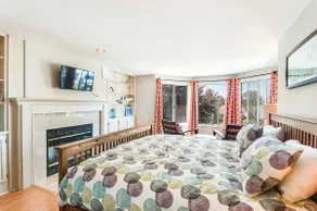 2BR Green Lake View Penthouse & Rooftop Deck - Image 2