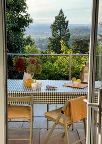 Malvern hillside apartment with spectacular views. - Image 2
