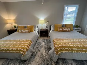 King bed! Clean! No steps! Spacious! - Image 3