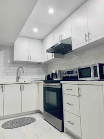 Spacious 3-Bdr | 3 Ensuite Baths | Free Parking - Image 2