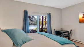 Willow Suite - Lakeside Retreat - Image 4