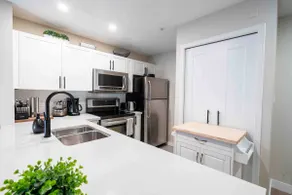 Stylish condo I Village Stroll I Parking I Hot Tub - Image 5