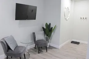 WOW ★ Bright Apt ★ PRIME downtown Walk Everywhere - Image 3