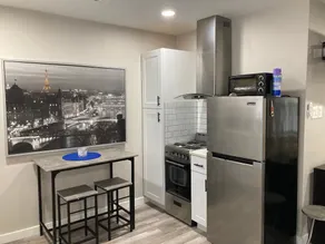 Contemporary Full Studio w/kitchen in McKinney! - Image 4