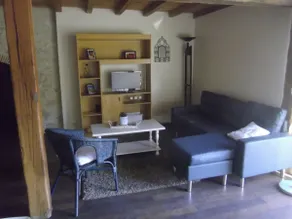 Cottage in a green setting - Image 2