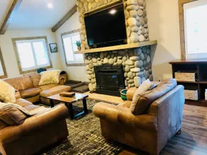 Timber Lodge, Come Hike & Ski! 3 King Beds 3 Baths - Image 3
