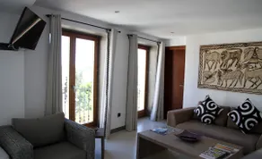 Apartment in Dalt Vila with a terrace and harbor view. - Image 2