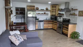 Walla Walla Guesthouse · Pool & Hot Tub - Image 2
