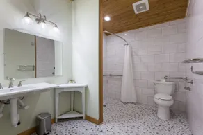 Road Trip Inn ADA - Woodland Inns - Image 3