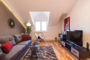 * Amazing design apt, prime location w parking * - Image 2
