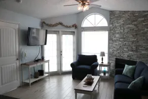 Island Breeze Condo: Relaxing getaway with a view - Image 2
