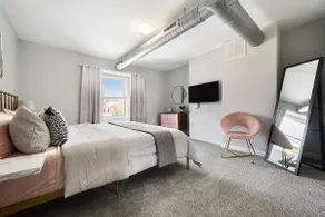 Free Parking ★2 Bathrooms! ★Walk Everywhere! - Image 3