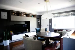 Stylish Cherry-Street Townhome w/ outdoor deck - Image 2