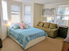 Entire Cozy Apartment Studio in Hip Neighborhood - Image 4