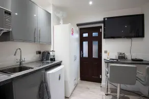 Gatwick 5 minutes away air conditioned annexe - Image 5