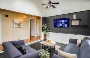Enjoyable Home by Airport and Dwtn - Image 2