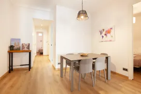 Spacious flat near airport, MWC & transit links - Image 3