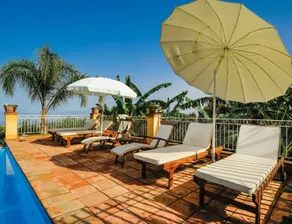 Villa with swimming pool, garden and sea view - Image 2