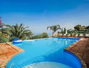 Villa with swimming pool, garden and sea view - Image 3
