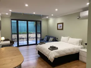 Geraniums—self contained unit with flair - Image 4
