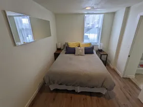 Private suite, walkable to top rated bars/eateries - Image 2