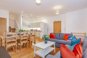 Unique and quirky central apartment with parking - Image 2