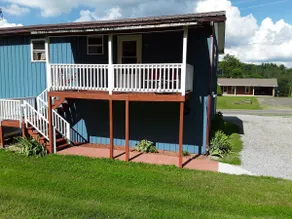Blackberry Hill-Unit B. 1 Queen, 2 Twin Beds - Image 4