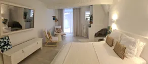 Charming suite with private hot tub - Image 4