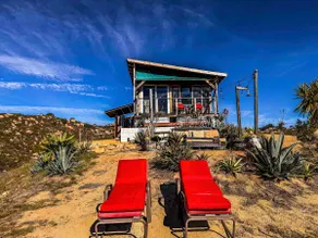 Hilltop Lodge off-grid cabin - Image 4