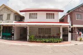 Charming dual level house in gated community - Image 2