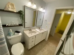 Large Group 3 Bedroom Small Town Retreat - Image 5