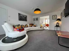 Stylish 4-Bed Home with Hot Tub & Garden - Image 3