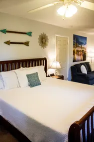Cozy Cottage Near the Airport ((3 min to airport)) - Image 3